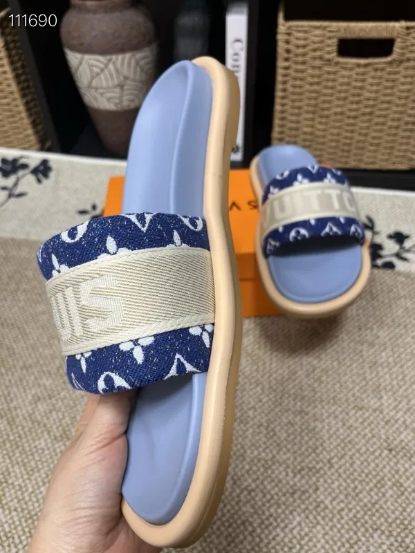 P320💰[New model] Long-term availability, 2025 new model, couple model [LOUlS VUlTTON] comes with drawer box, bag, card, invoice "Louis Vuitton ~ unique modern sandals. 》LV counter purchasing 🏃Men's and women's casual slippers, sold at the same time at the counter, the original old flower material upper is soft and comfortable, (refuses to discolor and rub the feet) sole: original factory special combination original sole, code number: 35--46 4 multiple colors 🉑️ to choose from